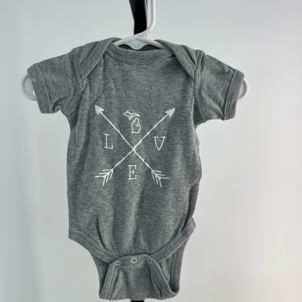 Rabbitskins baby gray onesie bodysuit says Love size newborn
